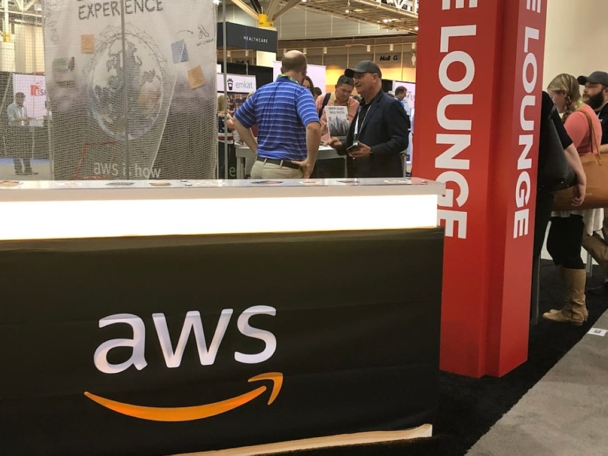 Booth AWS di sebuah pameran teknologi