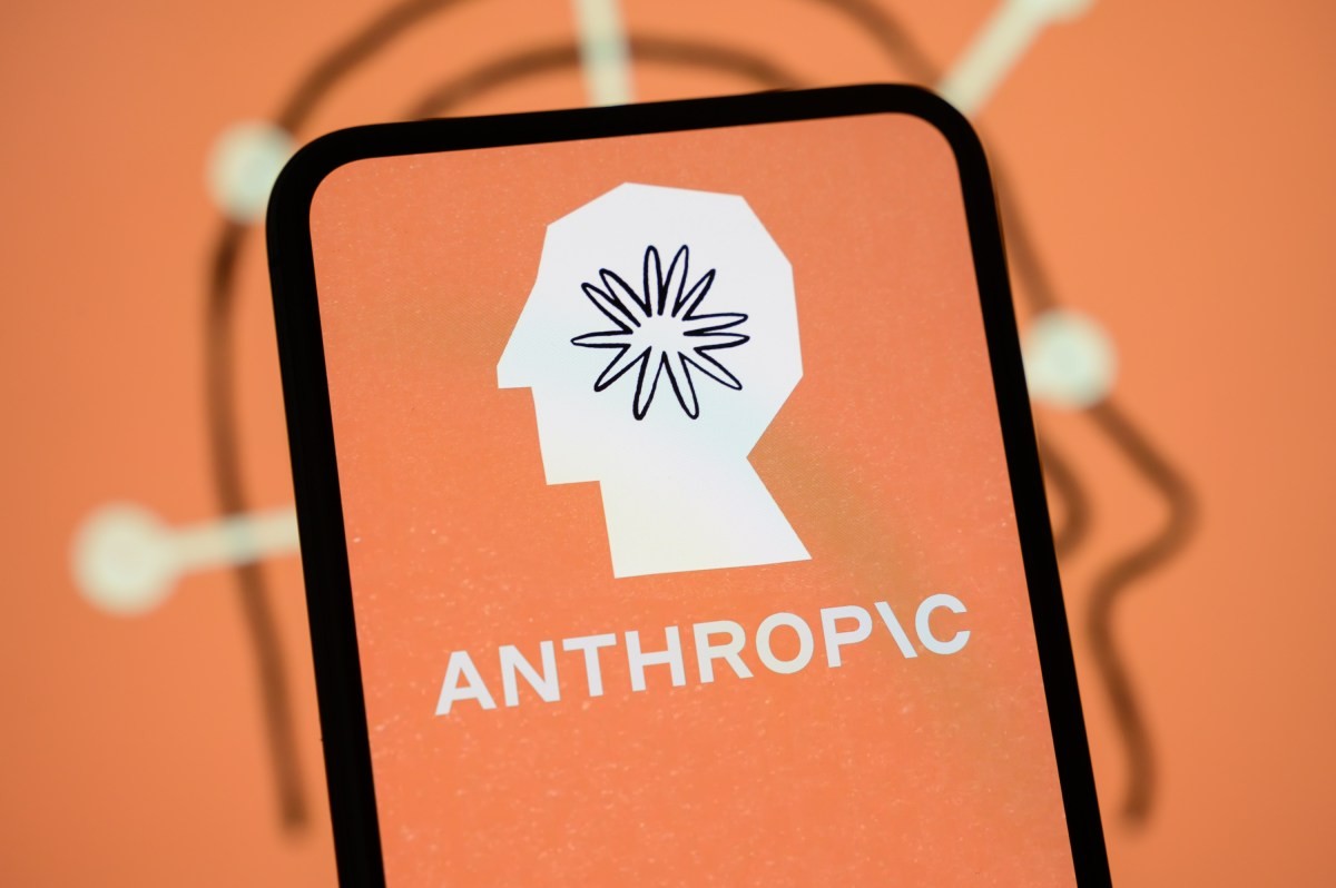 Logo Anthropic di layar ponsel berlatar oranye