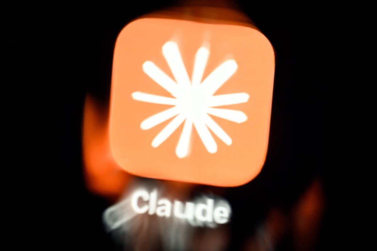 Logo aplikasi Claude buatan Anthropic di layar ponsel