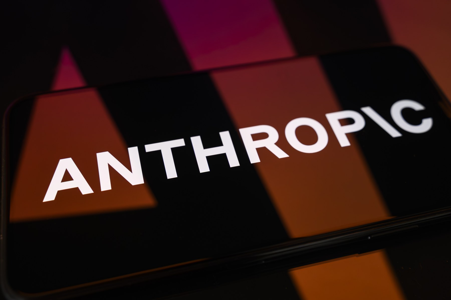 Logo Anthropic di layar ponsel