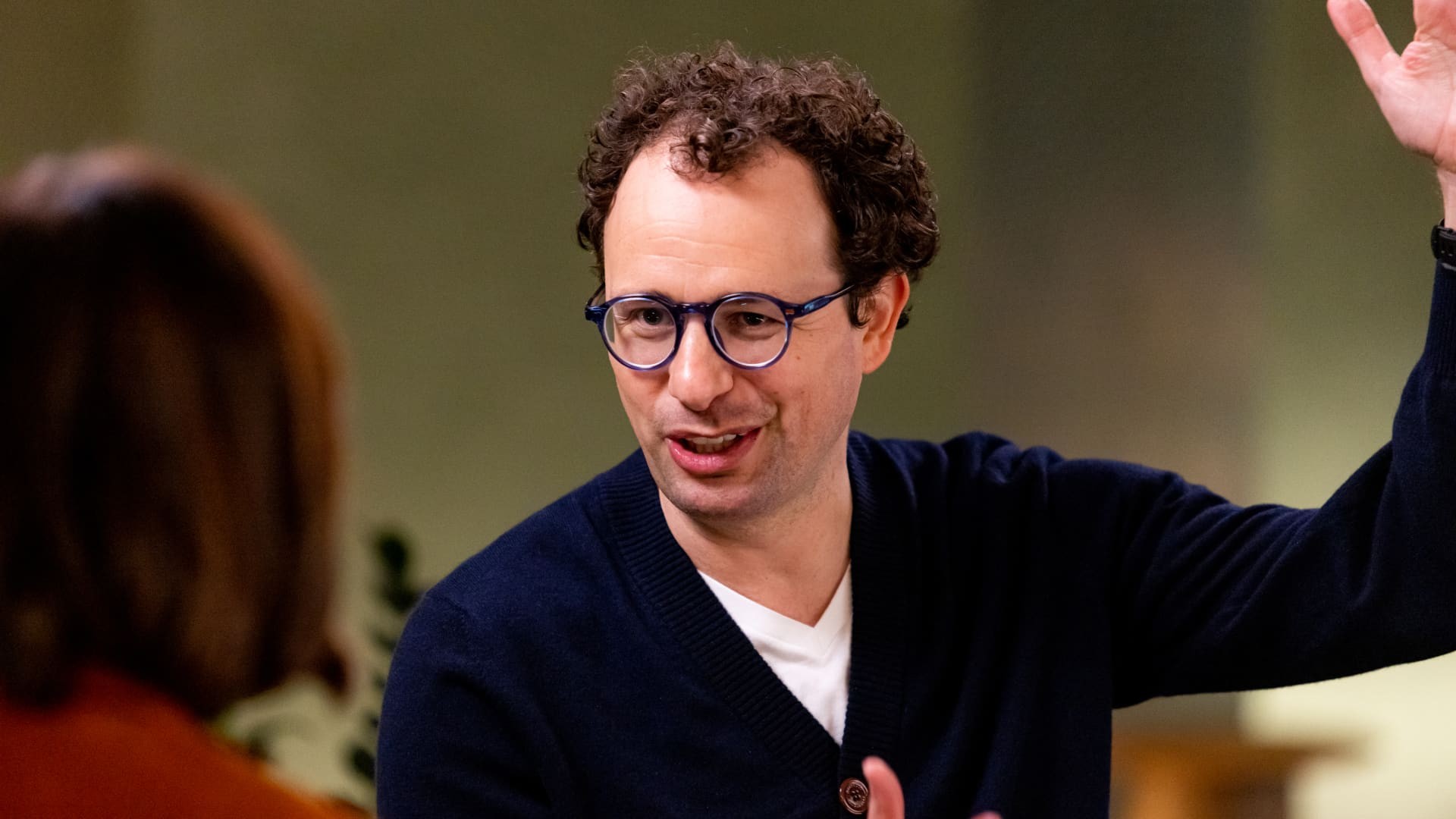 CEO Anthropic Dario Amodei saat diwawancarai