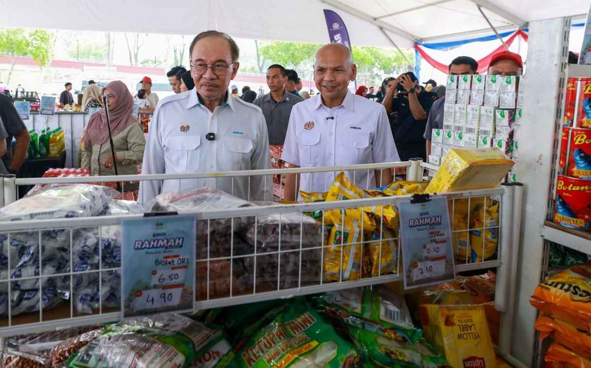 Perdana Menteri Malaysia Anwar Ibrahim mengunjungi stan pameran