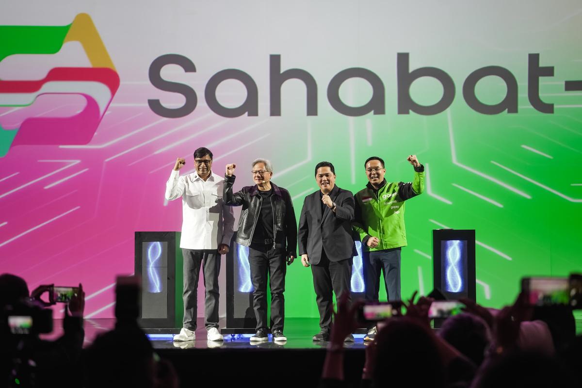 Peluncuran Sahabat-AI di Indonesia AI Day, Jakarta, November 2024, dengan logo Sahabat-AI di layar panggung