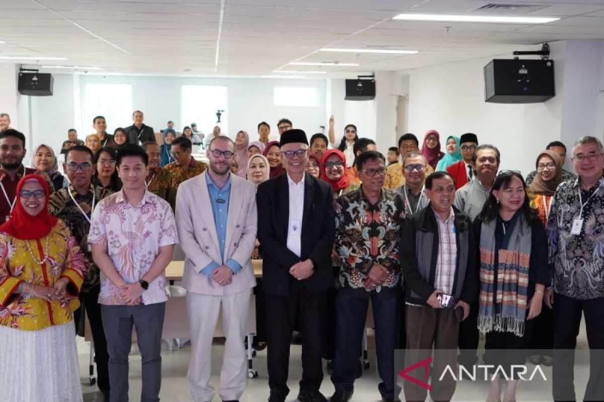 Pengurus Aptisi dan mitra berfoto bersama usai penandatanganan kerja sama AI di Jakarta