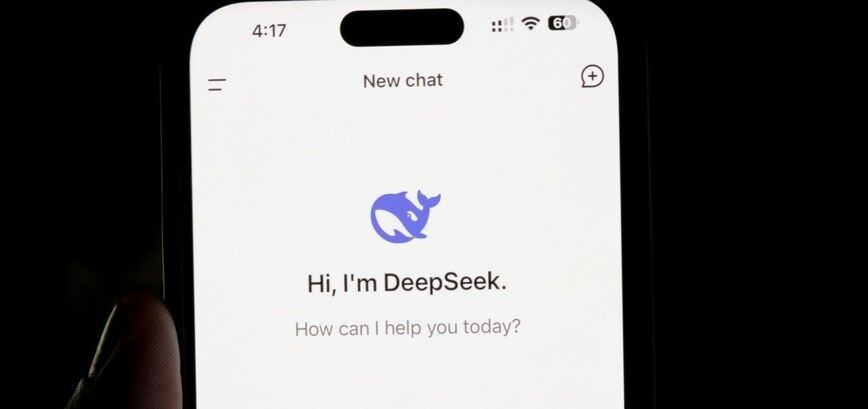 Layar ponsel menampilkan aplikasi DeepSeek dengan tulisan Hi, I'm DeepSeek