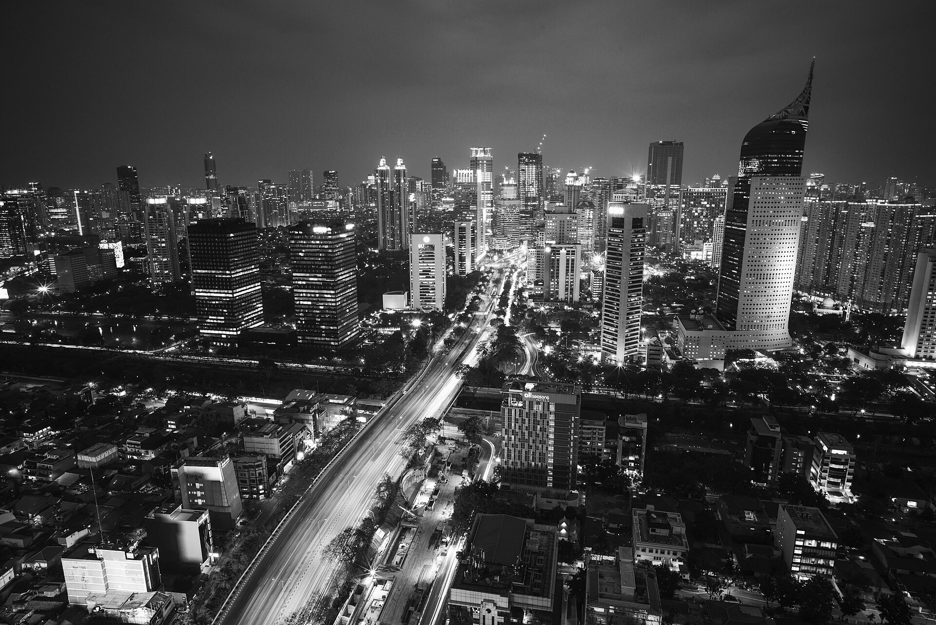 Pemandangan kota Jakarta pada malam hari dari ketinggian, hitam putih