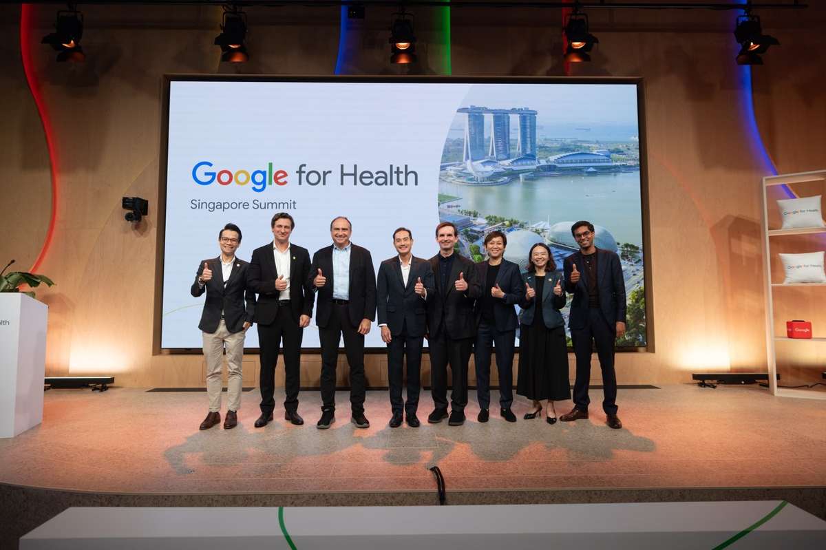 Perwakilan Google dan mitra berfoto di panggung Google for Health Summit di Singapura