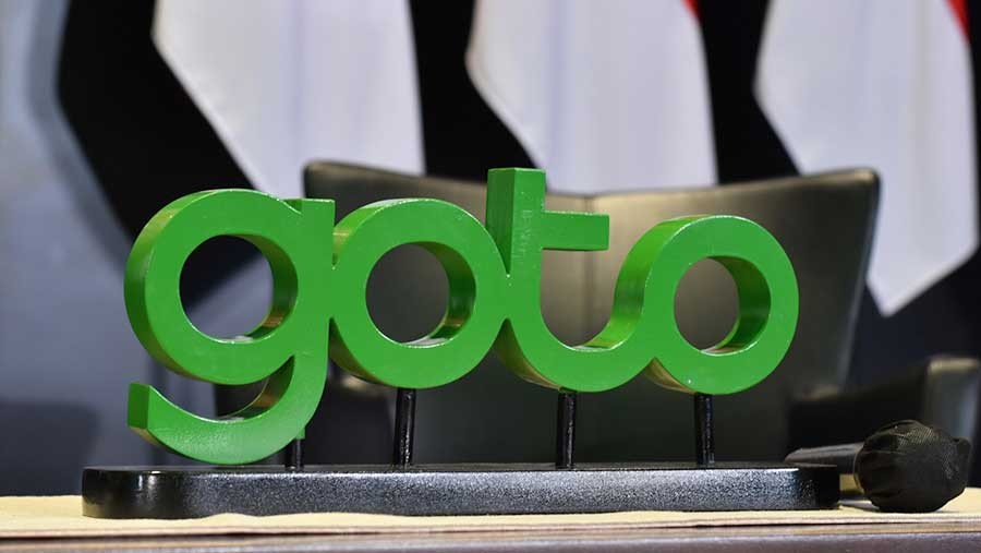 Logo GoTo berwarna hijau di atas meja