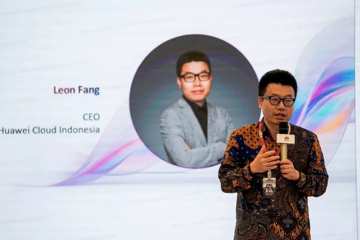 CEO Huawei Cloud Indonesia Leon Fang berbicara di panggung acara Huawei Cloud AI Boost Day