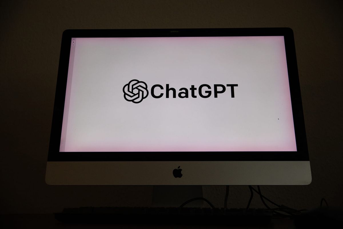 Layar komputer menampilkan logo ChatGPT