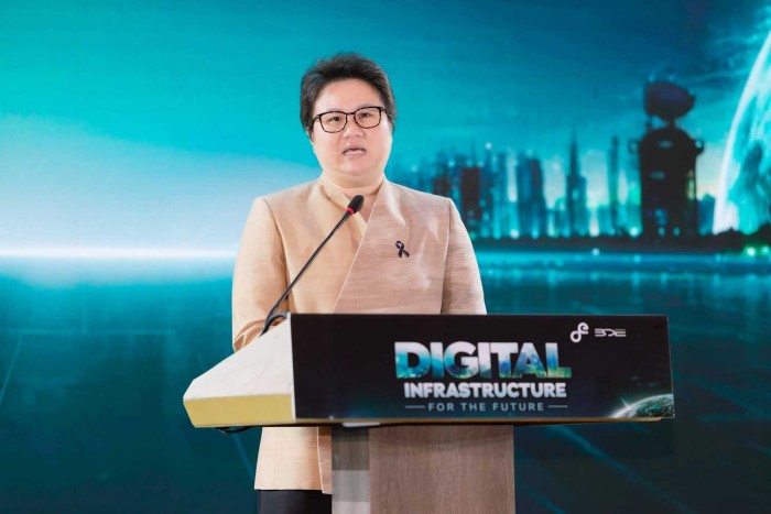 Wakil Menteri Ekonomi Digital dan Masyarakat Thailand Nan Boonthida Somchai berbicara di podium acara infrastruktur digital