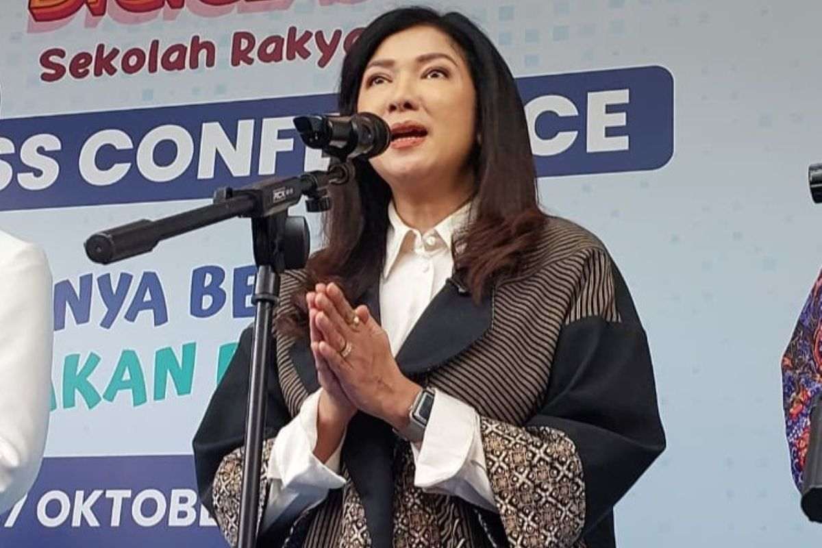 Dirjen Komunikasi Publik dan Media Kemkomdigi Fifi Aleyda Yahya berbicara di OJK Digiclass