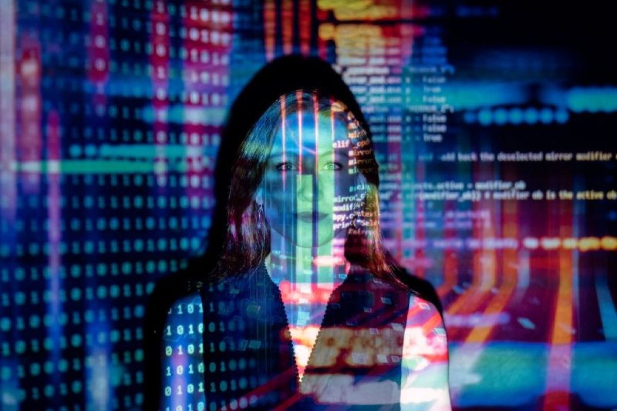 Ilustrasi seseorang di depan proyeksi kode dan data digital