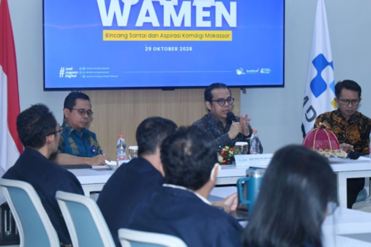 Wakil Menteri Komunikasi dan Digital Nezar Patria dalam sebuah forum di depan layar bertuliskan Wamen