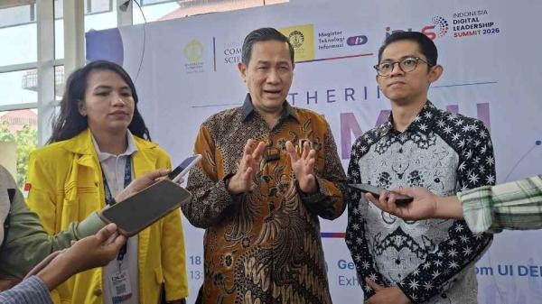 Staf Ahli Komdigi Wijaya Kusumawardhana diwawancarai wartawan di acara Indonesia Digital Leadership Summit 2026