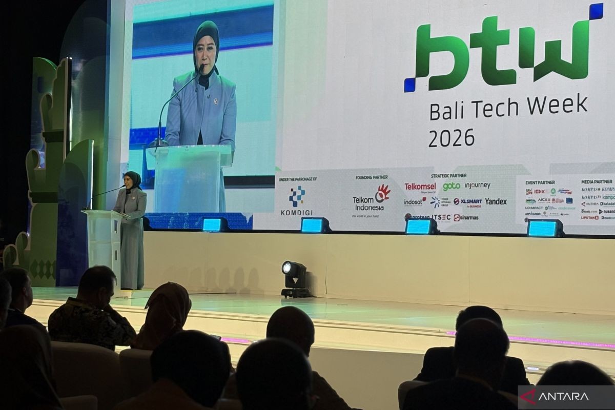 Menkomdigi Meutya Hafid berbicara di panggung Bali Tech Week 2026