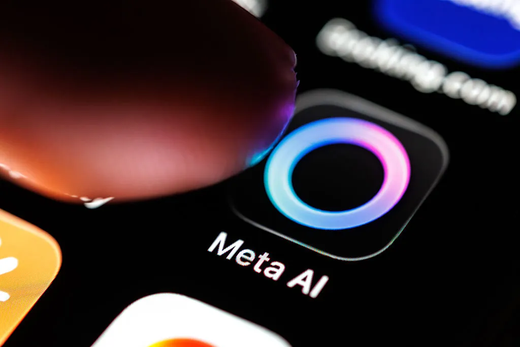 Jari menyentuh ikon aplikasi Meta AI di layar ponsel