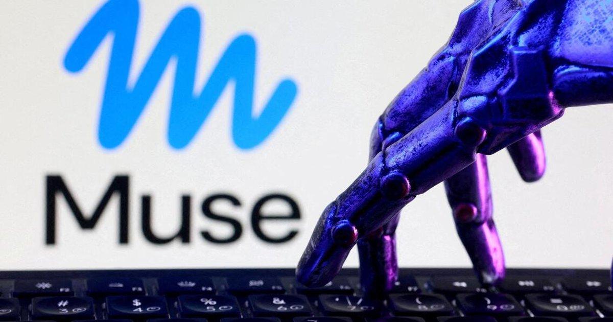 Logo Muse dengan tangan robot di latar belakang
