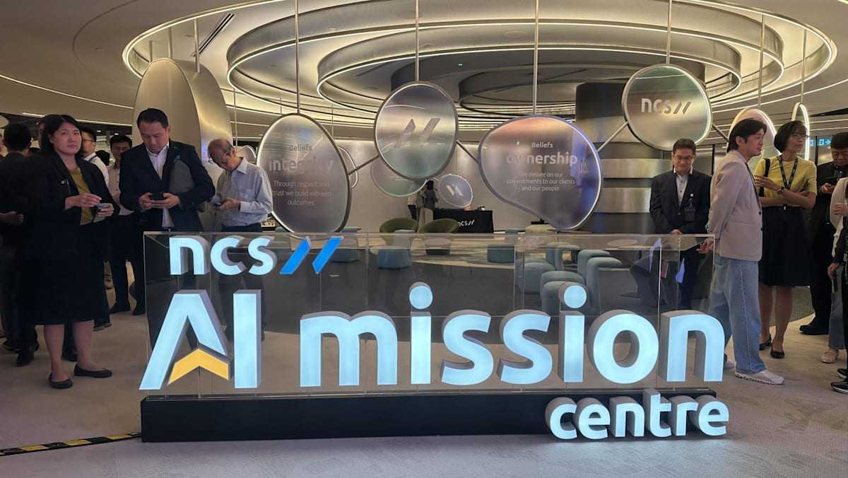 Pengunjung di AI Mission Centre milik NCS di Ang Mo Kio, Singapura