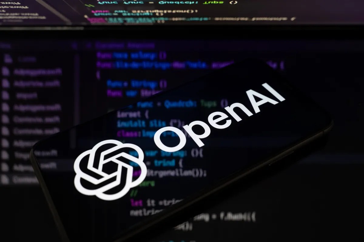 Logo OpenAI di depan latar kode program