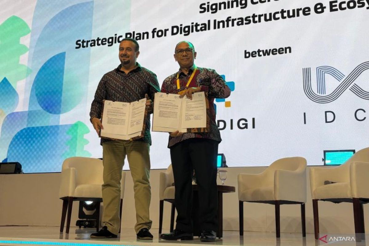 Dirjen Infrastruktur Digital Kemkomdigi Wayan Toni Supriyanto menandatangani perencanaan strategis infrastruktur digital bersama IDCA di Bali Tech Week 2026