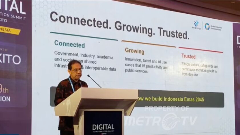 Pembicara memberi paparan di panggung Digital Transformation Summit di Jakarta