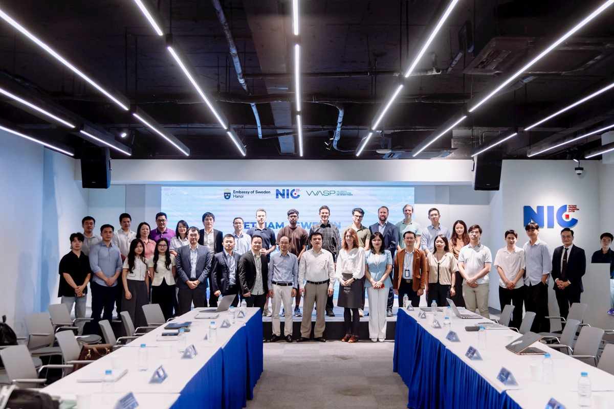 Foto bersama delegasi WASP dan peserta pertemuan di Hanoi