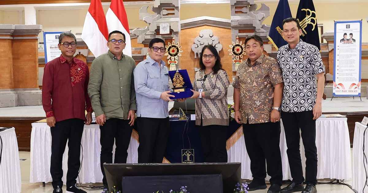 Ketua Baleg DPR Bob Hasan bersama pemangku kepentingan dalam kunjungan kerja di Denpasar, Bali