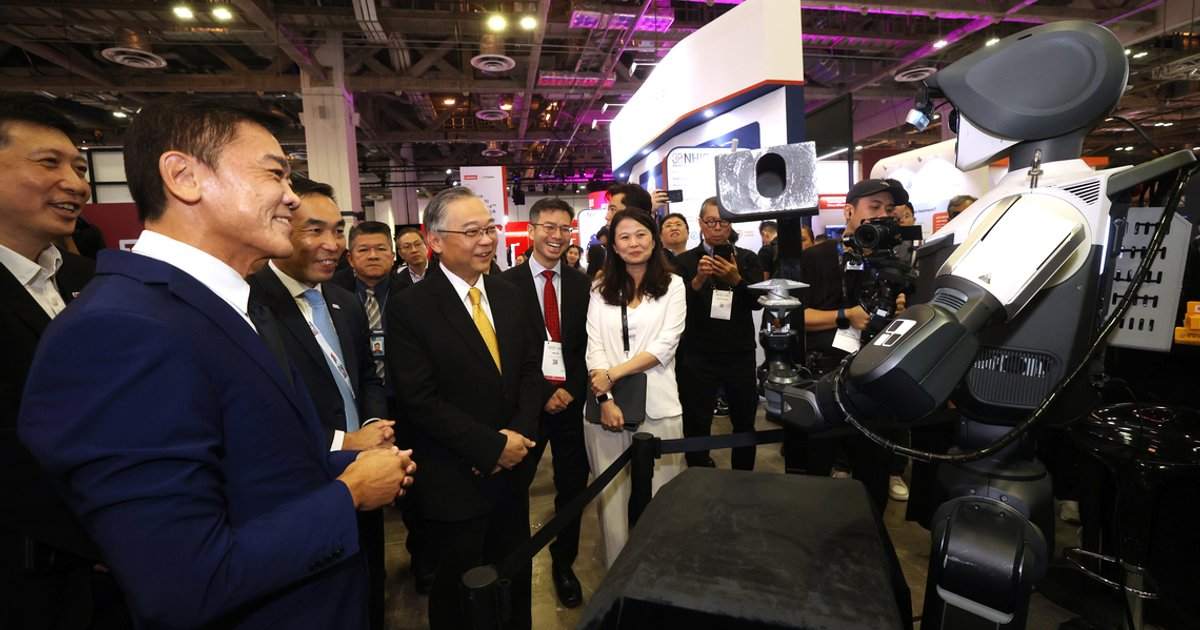 Wakil PM Singapura Gan Kim Yong melihat robot humanoid di SWITCH 2026