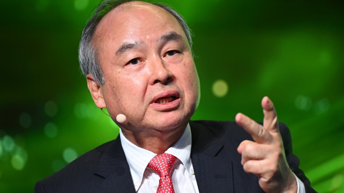 CEO SoftBank Masayoshi Son berbicara di sebuah forum