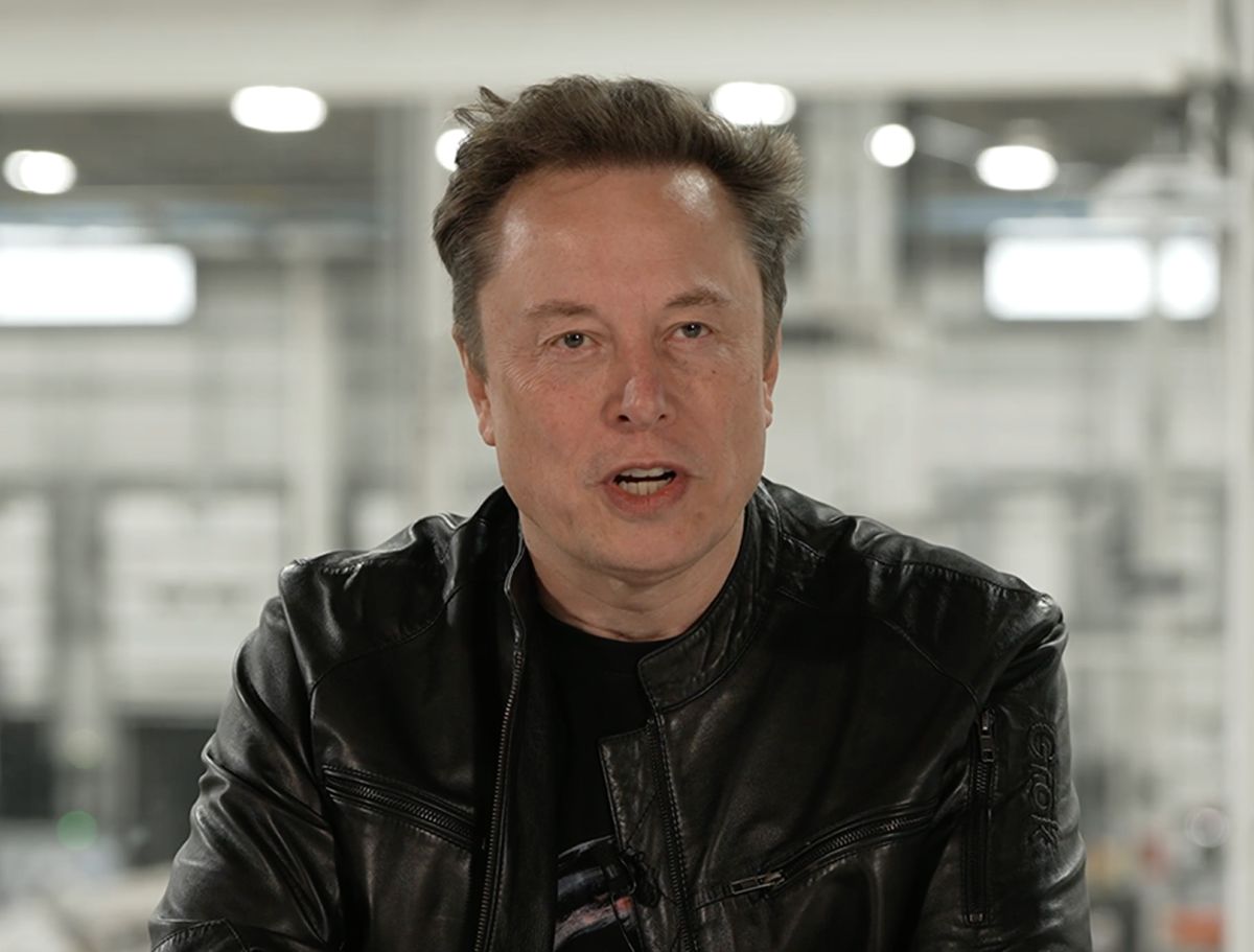 Elon Musk berbicara di dalam fasilitas SpaceX