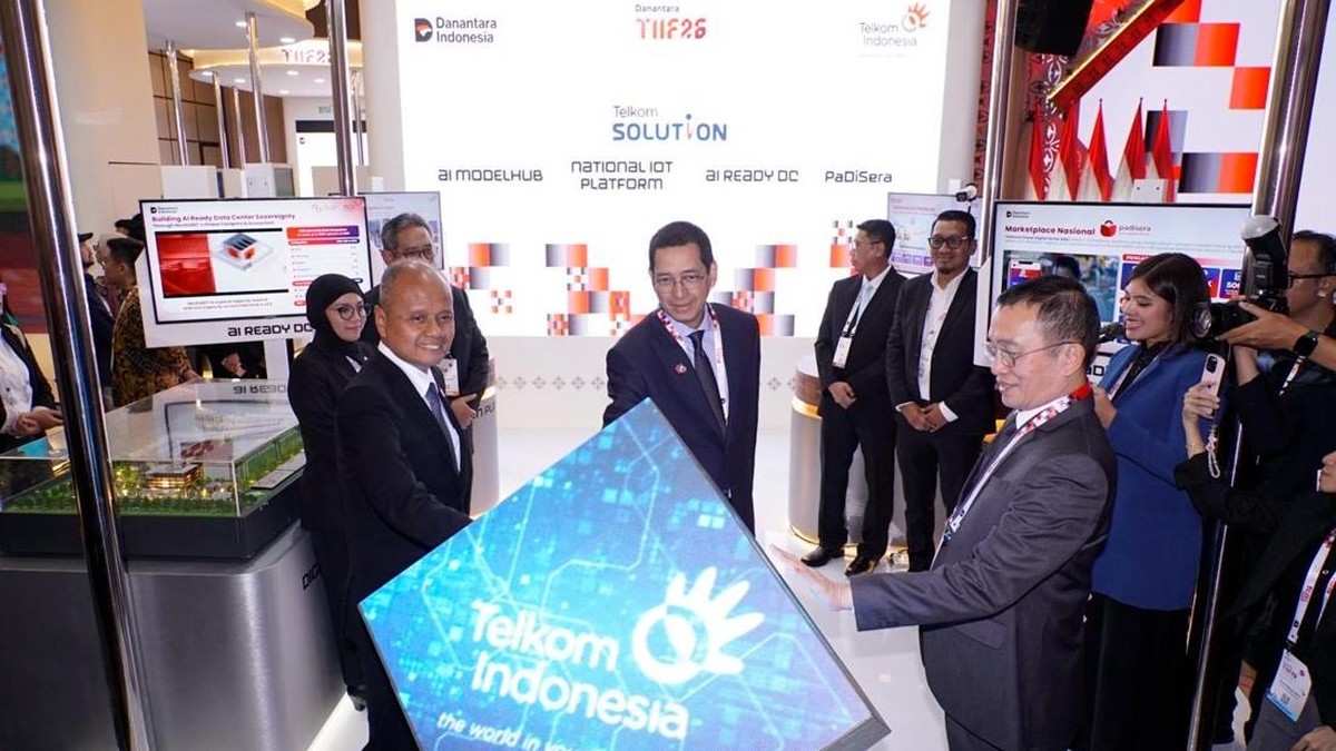 Jajaran Danantara dan direksi Telkom di booth TelkomGroup pada DTIIF 2026